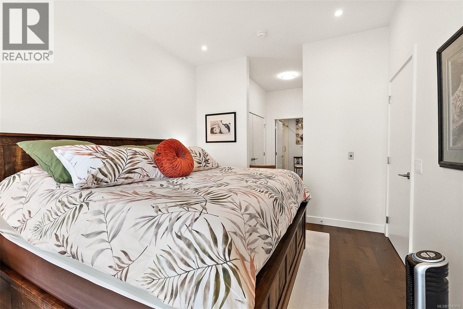 #203 9570 Fifth St - 18