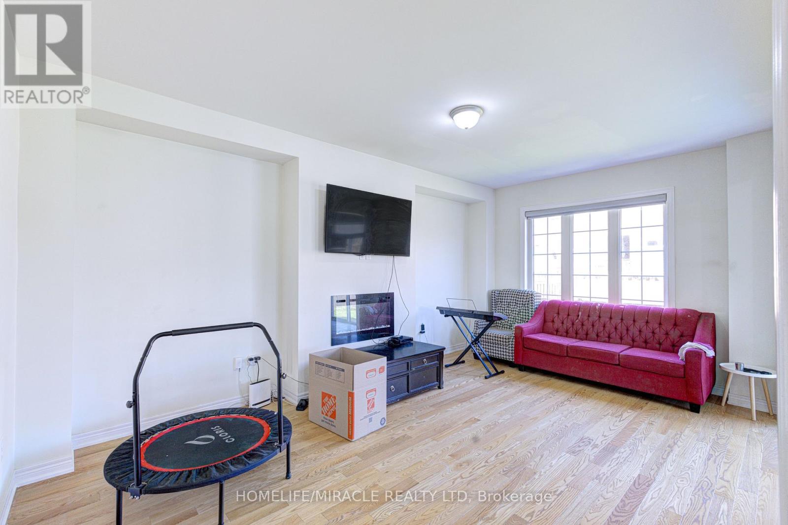 566 BRISDALE DRIVE - 18