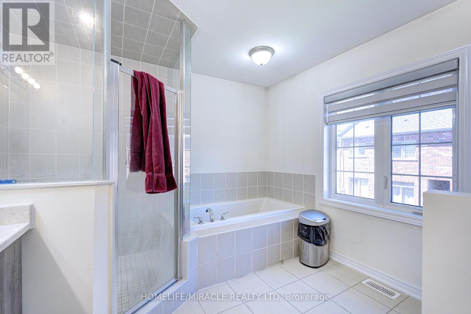 566 BRISDALE DRIVE - 23