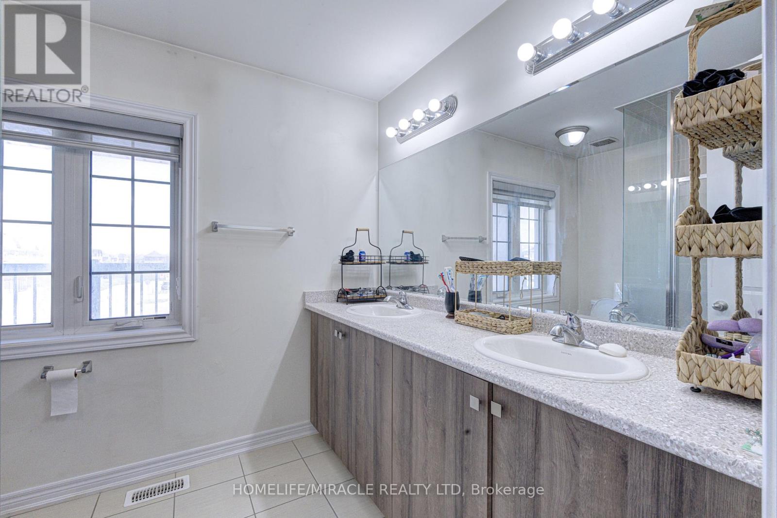 566 BRISDALE DRIVE - 32