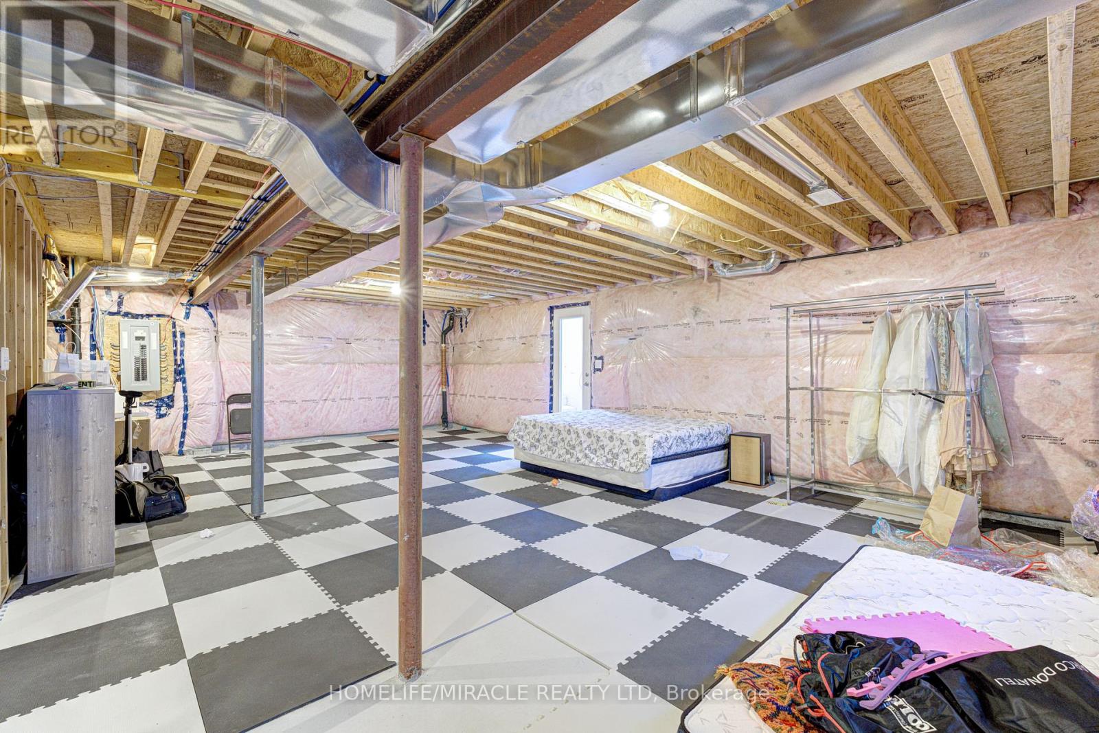 566 BRISDALE DRIVE - 36