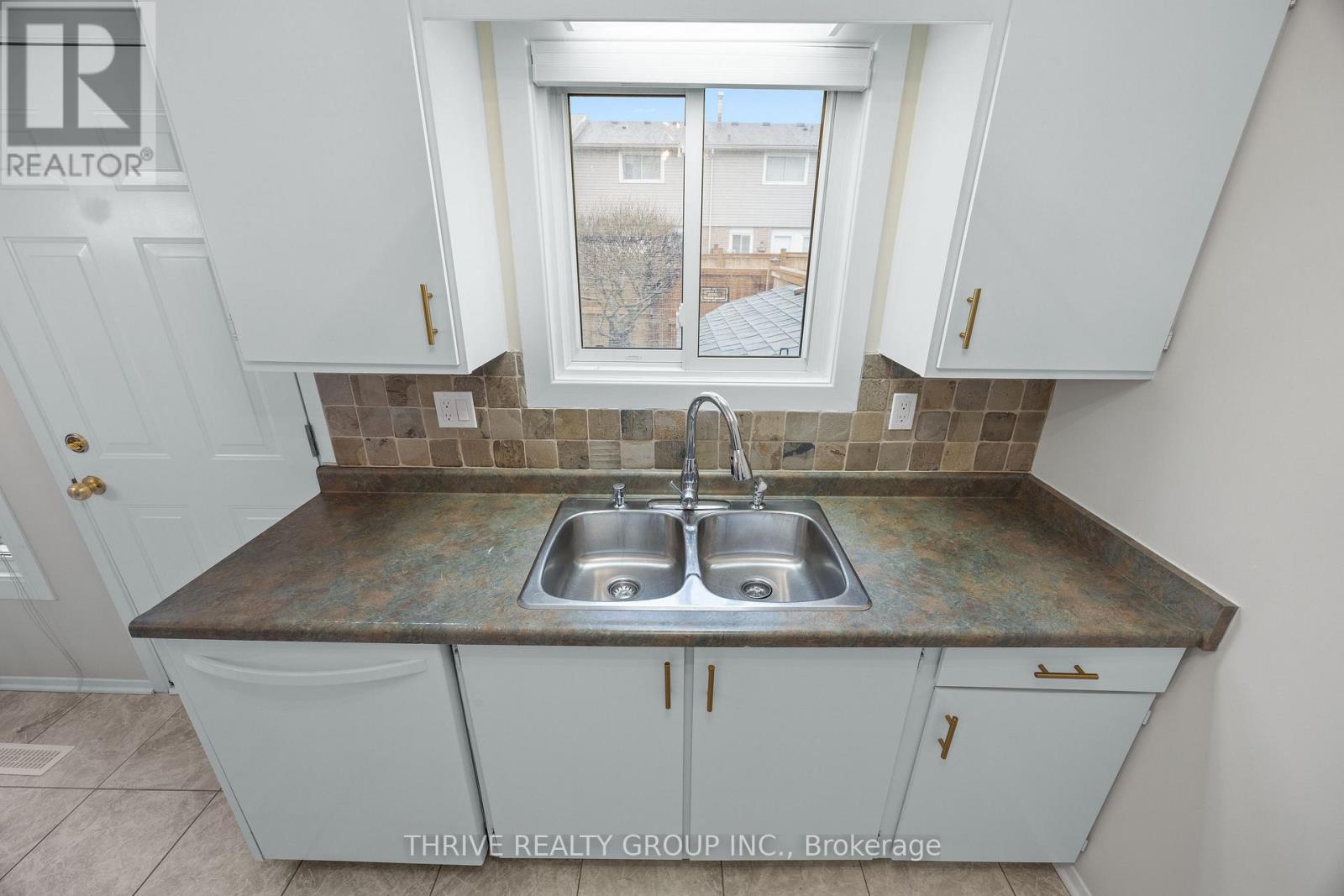 #12 210 CARLYLE DRIVE - 6