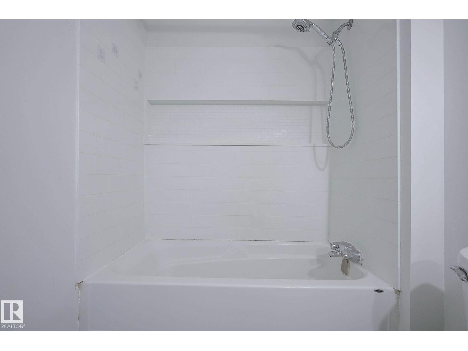 894 MILLBOURNE RD E NW - 32