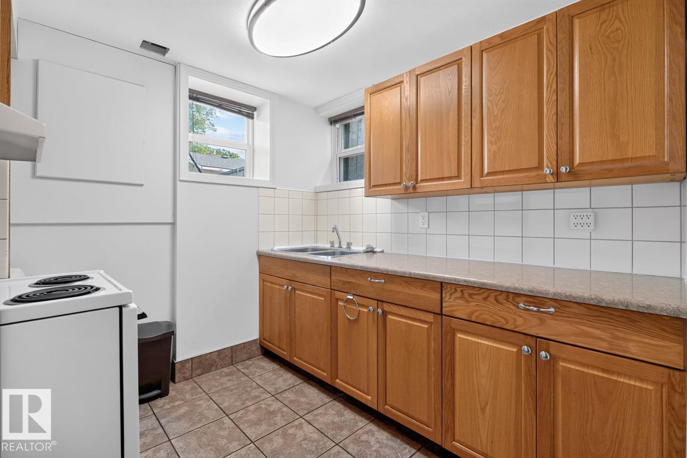 9838 80 AV NW - 20