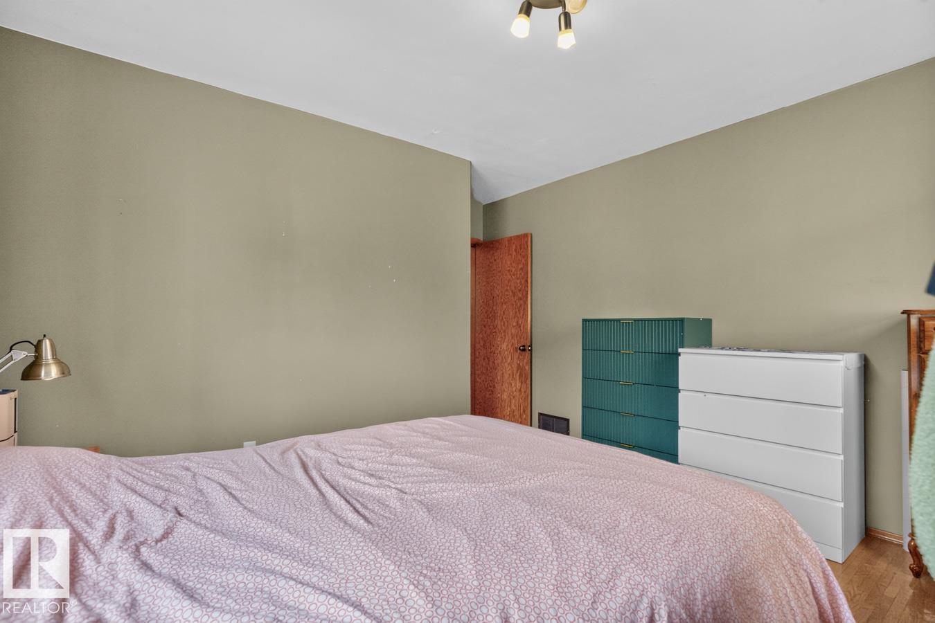 9838 80 AV NW - 14