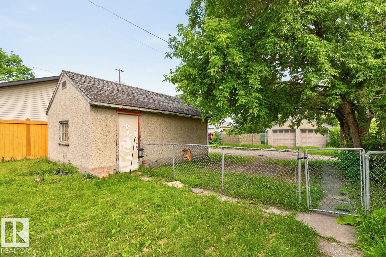 9838 80 AV NW - 30