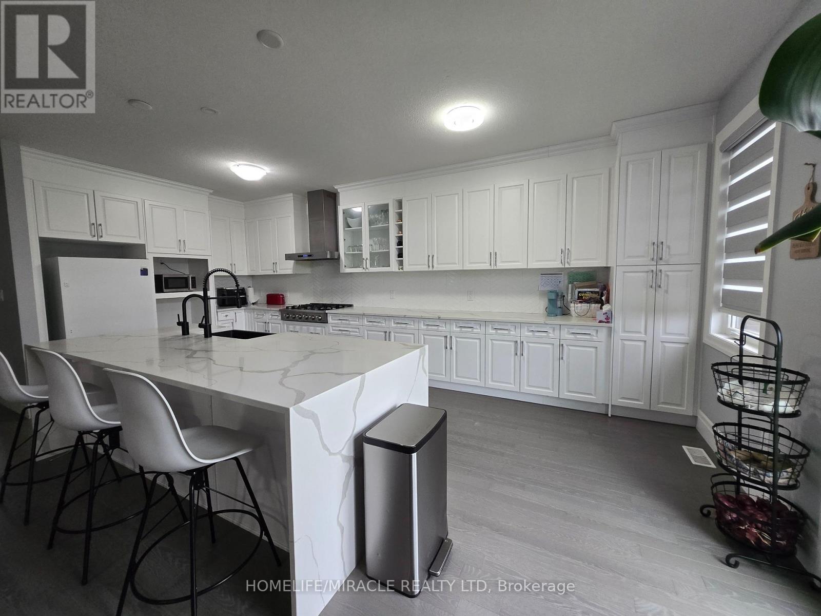 172 FREURE DRIVE - 12