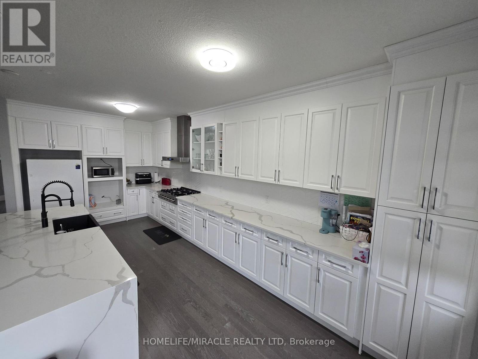 172 FREURE DRIVE - 14