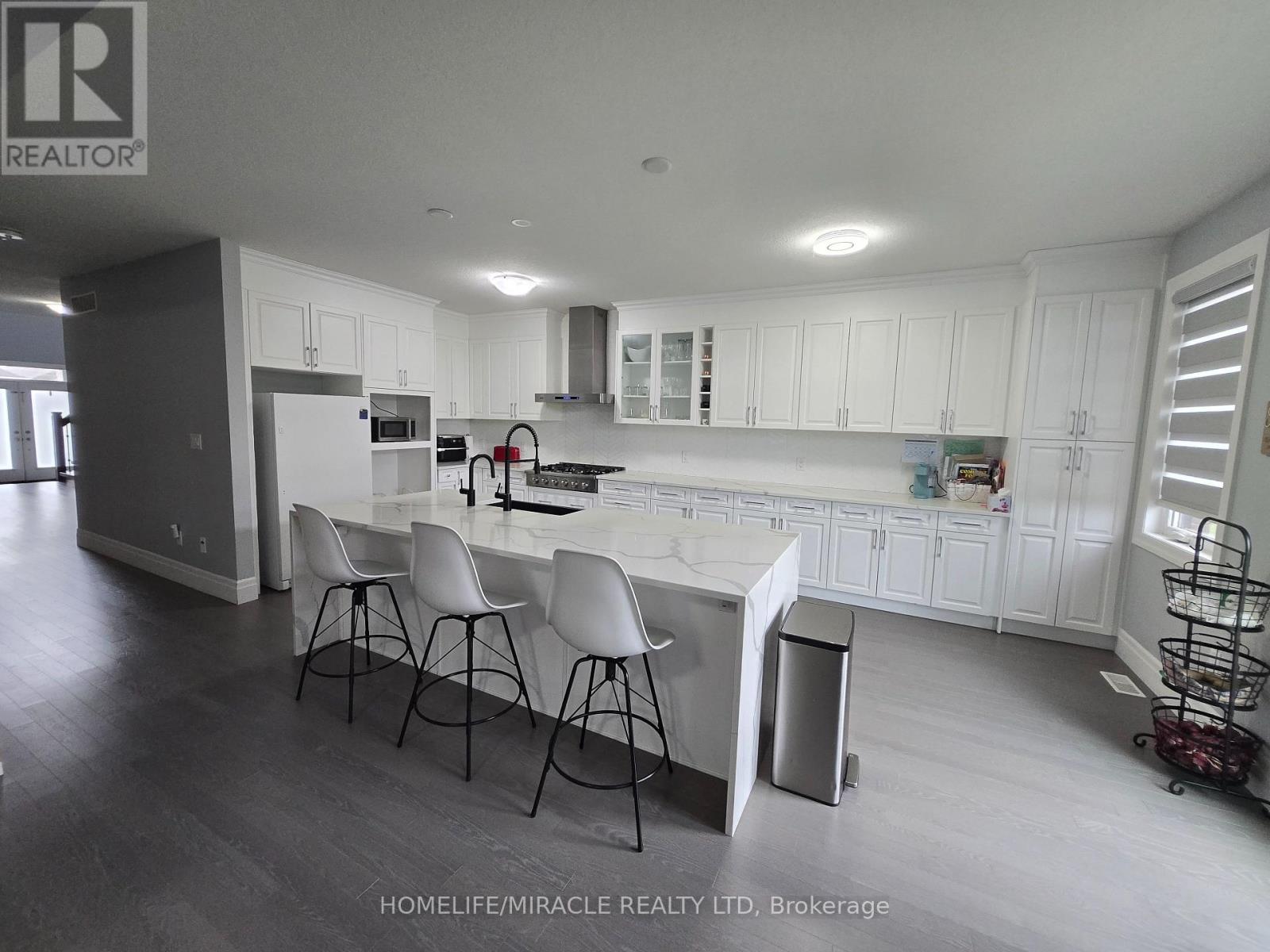 172 FREURE DRIVE - 7