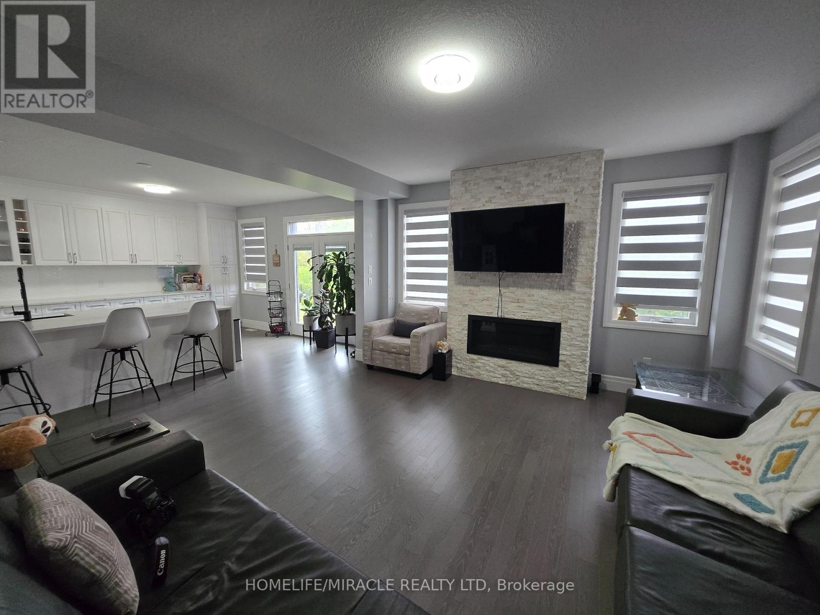172 FREURE DRIVE - 8
