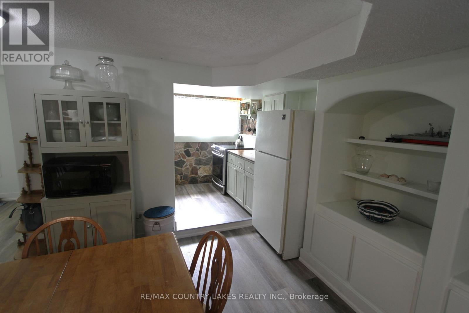 16 HUMMINGBIRD LANE - 18