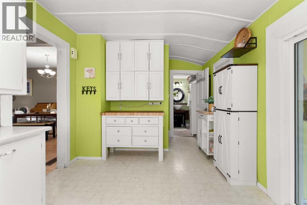 303 8 Street SE — photo 16
