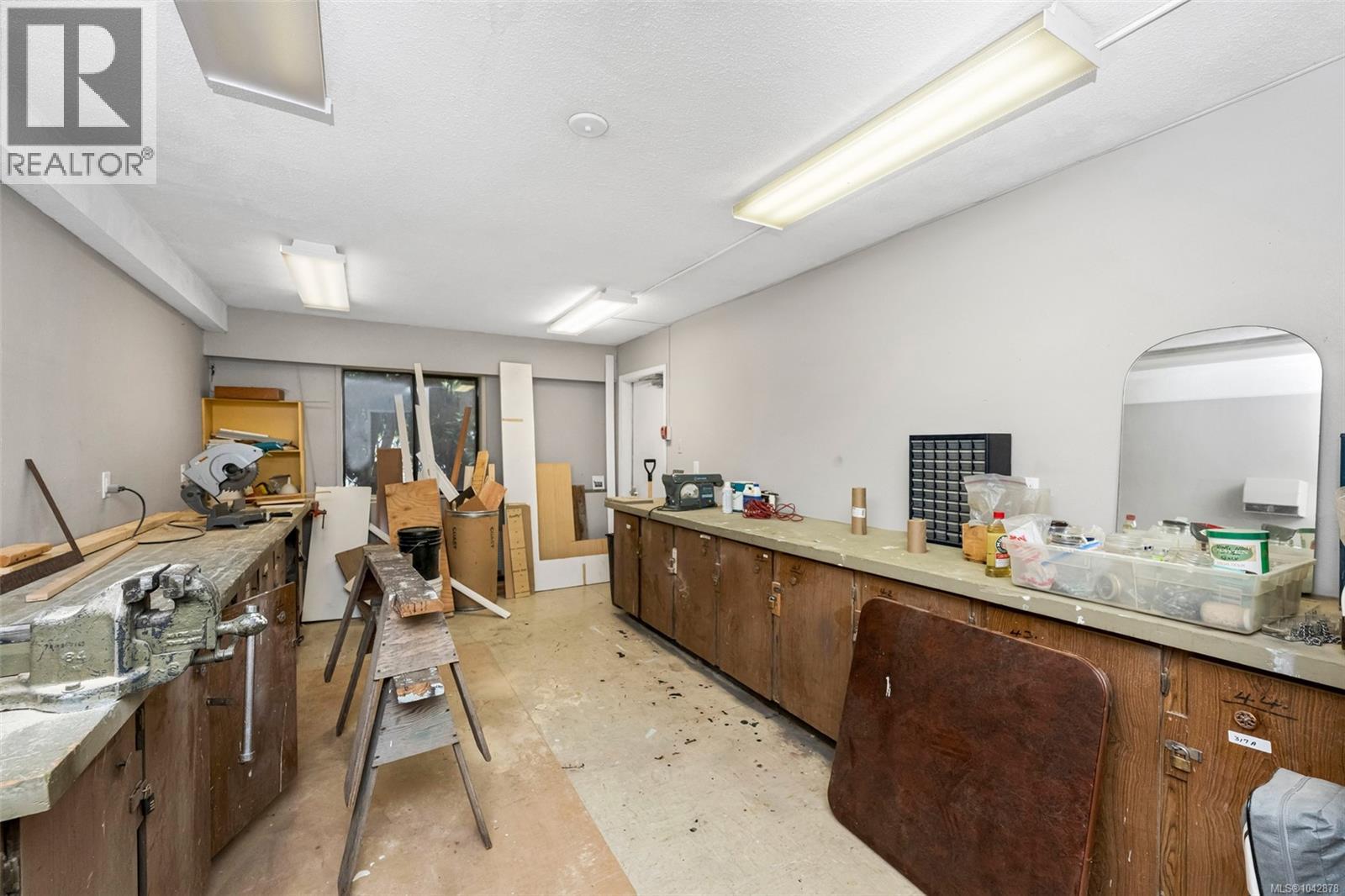#419 1009 McKenzie Ave - 33