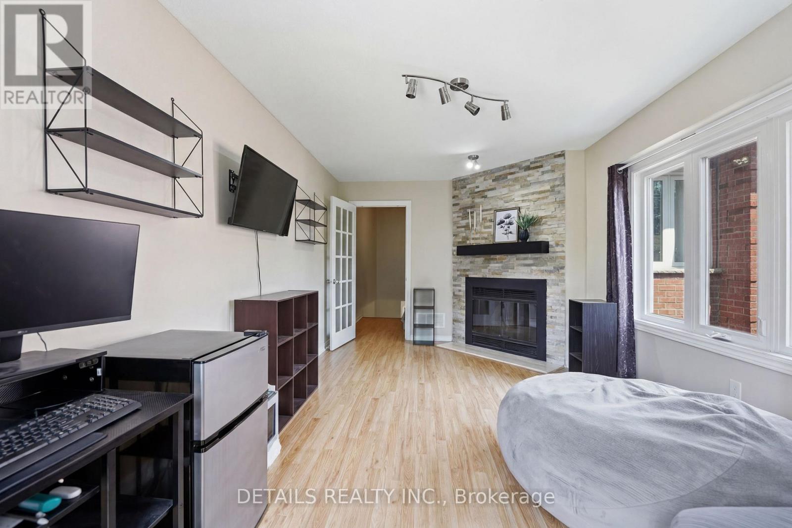 24 SOUTHPORT DRIVE - 32