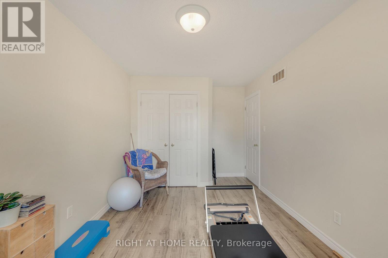 64 FOXBOROUGH DRIVE - 23