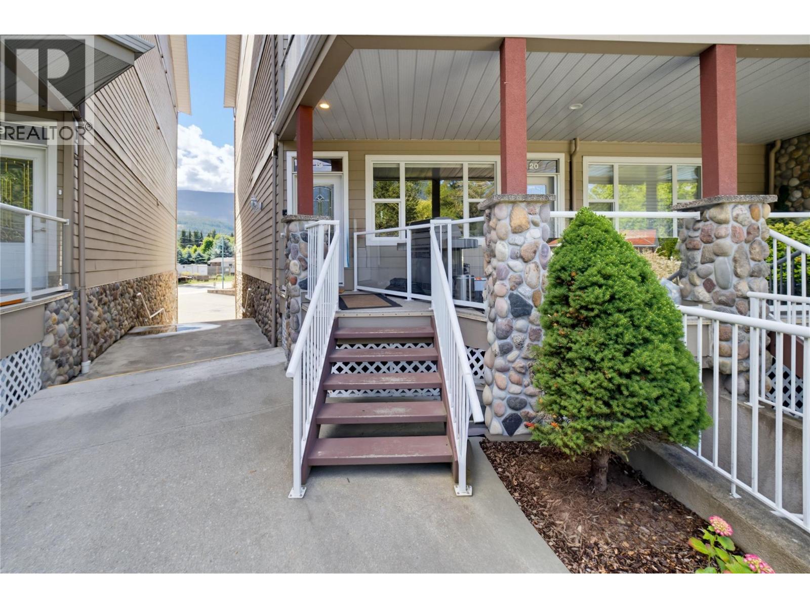 19 1130 Riverside Avenue, Sicamous