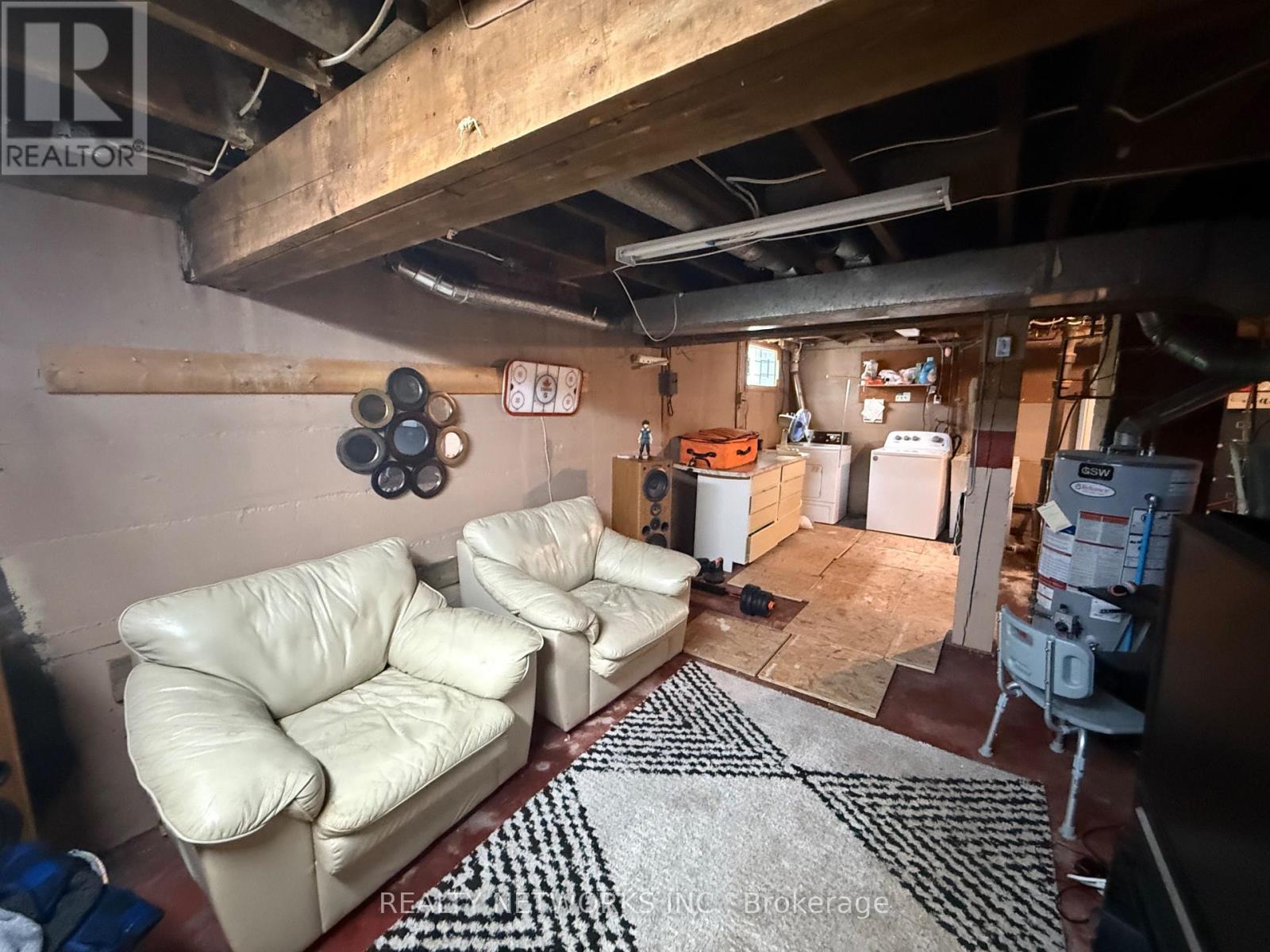 556 MAPLE STREET S - Image 11