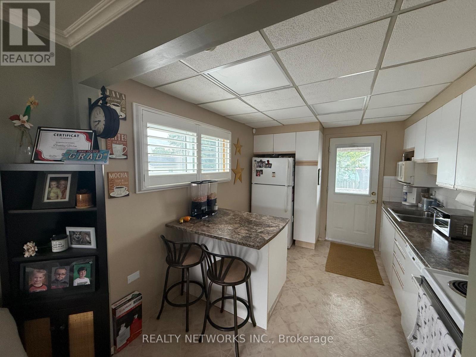 556 MAPLE STREET S - Image 4