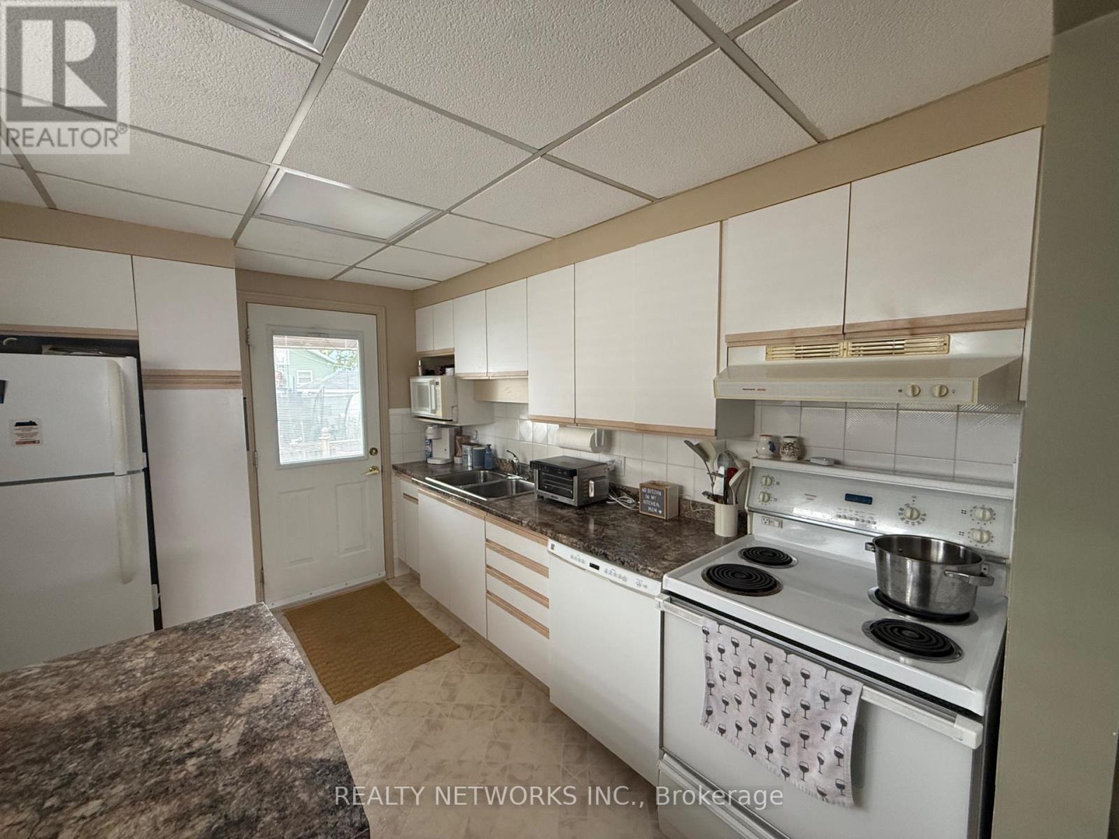 556 MAPLE STREET S - Image 5