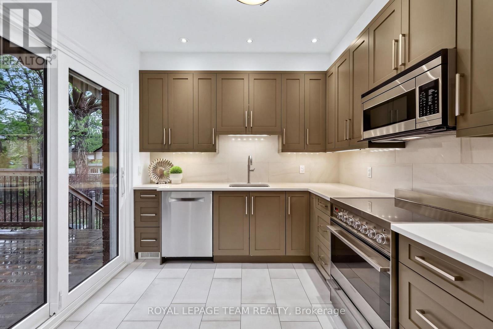 131 ACACIA AVENUE - 13