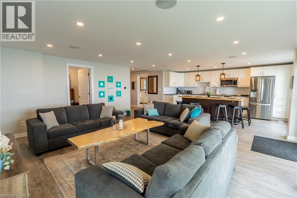 2118 LAKESHORE Road - 10