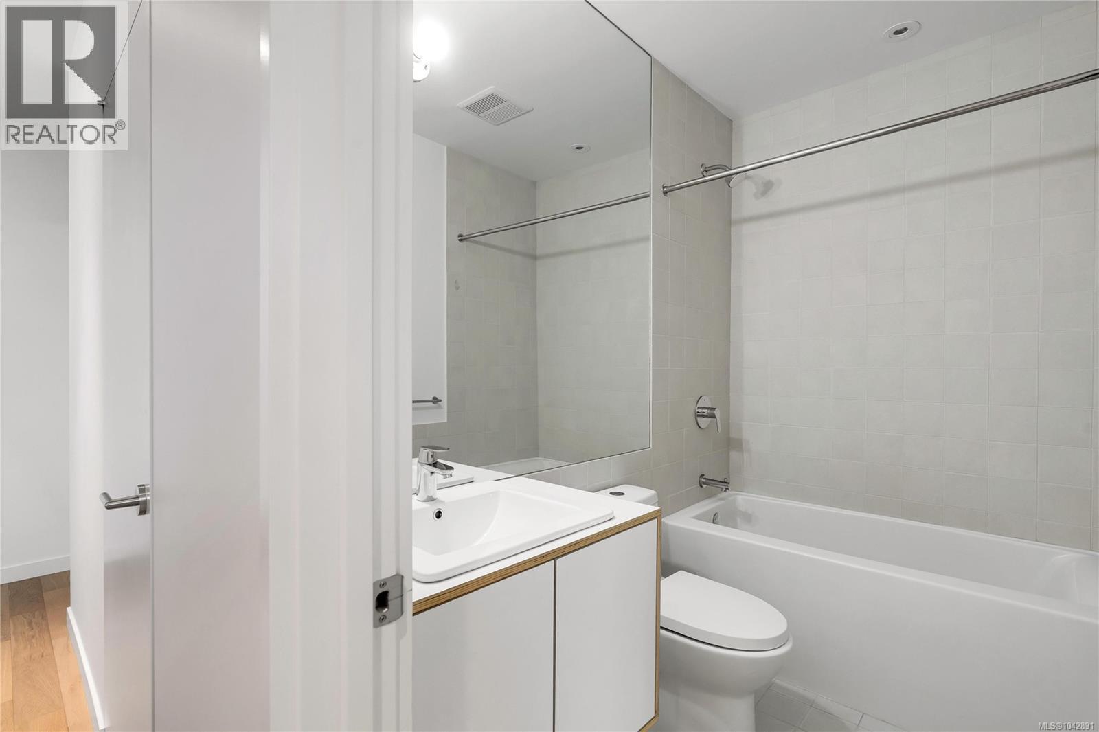 #2 2910 Shelbourne St - 13
