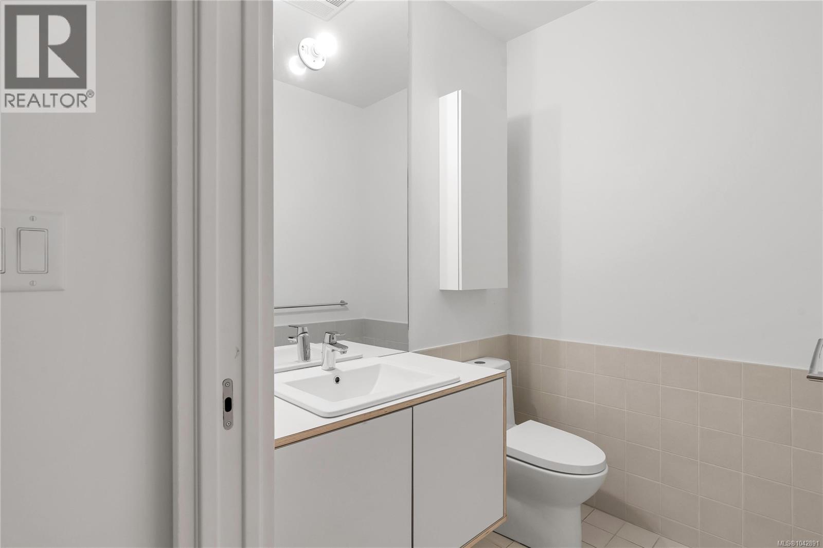 #2 2910 Shelbourne St - 18