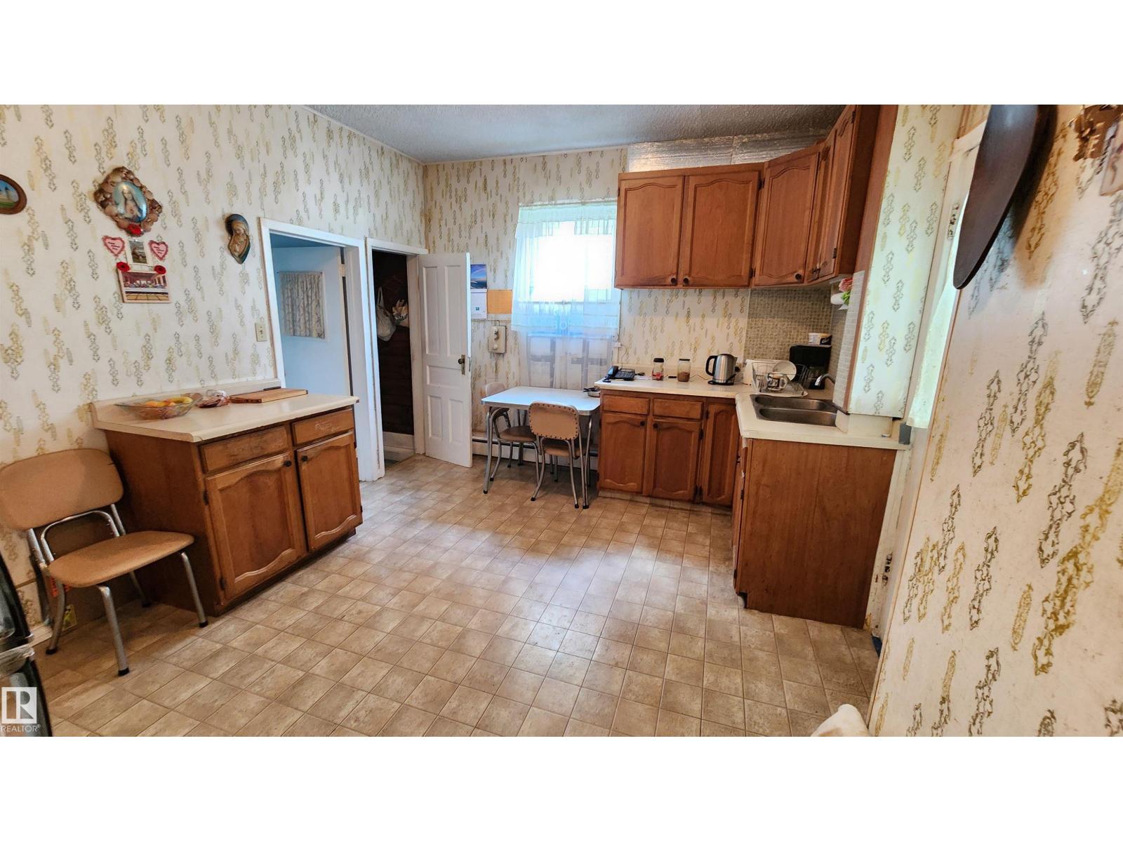 9522 110 AV NW NW - 13