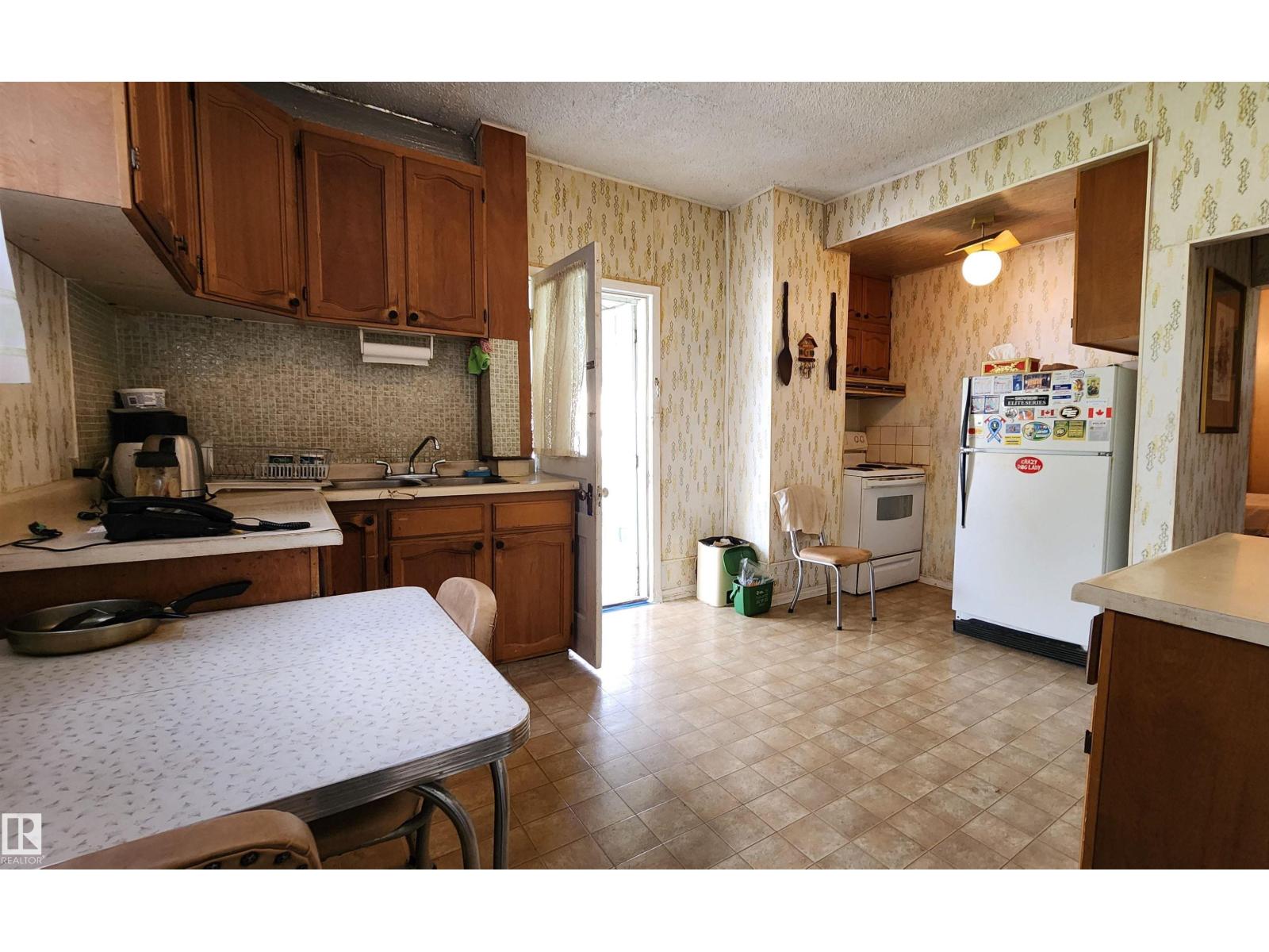 9522 110 AV NW NW - 14