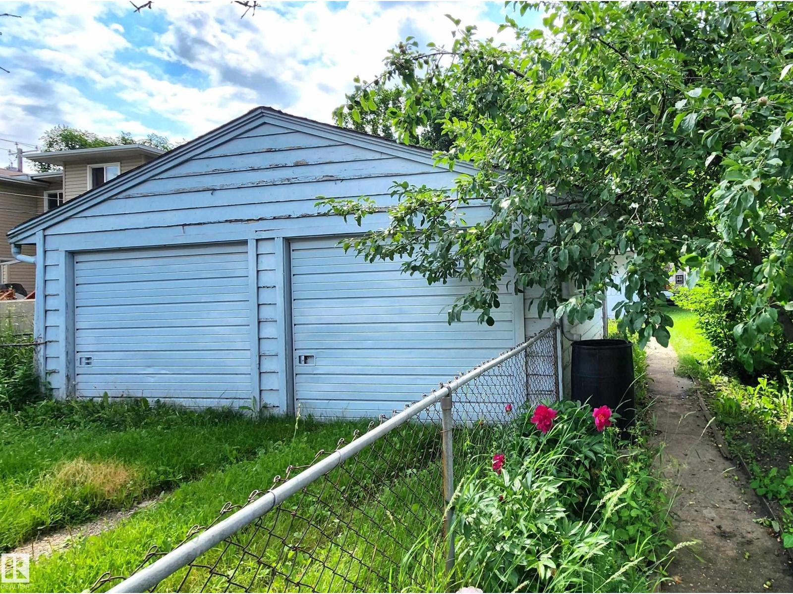 9522 110 AV NW NW - 33