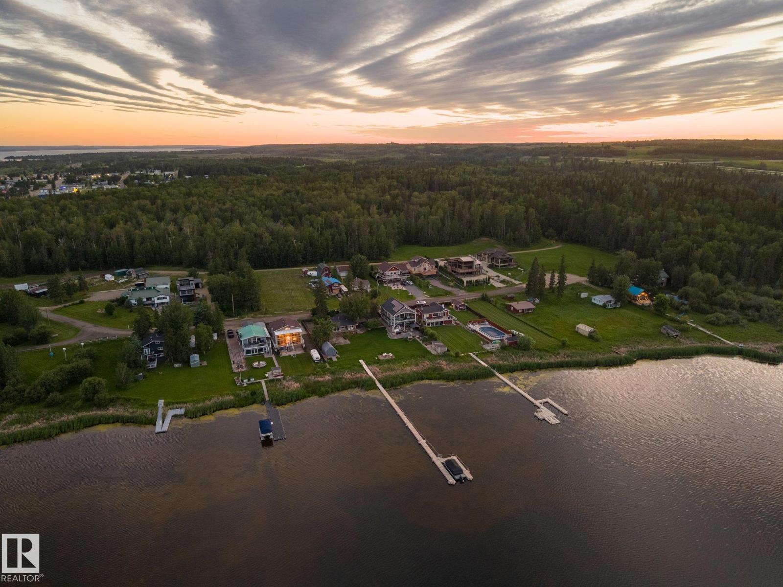 104 BAYVIEW DR - 52