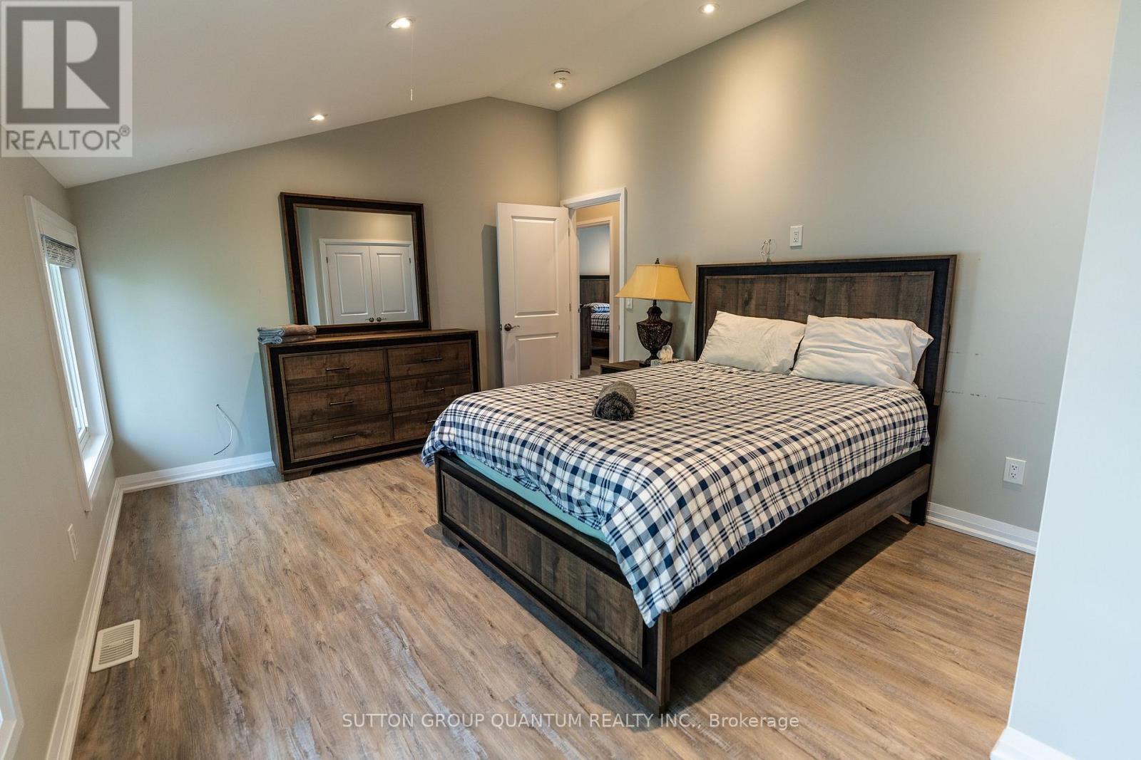 2118 LAKESHORE ROAD - 27