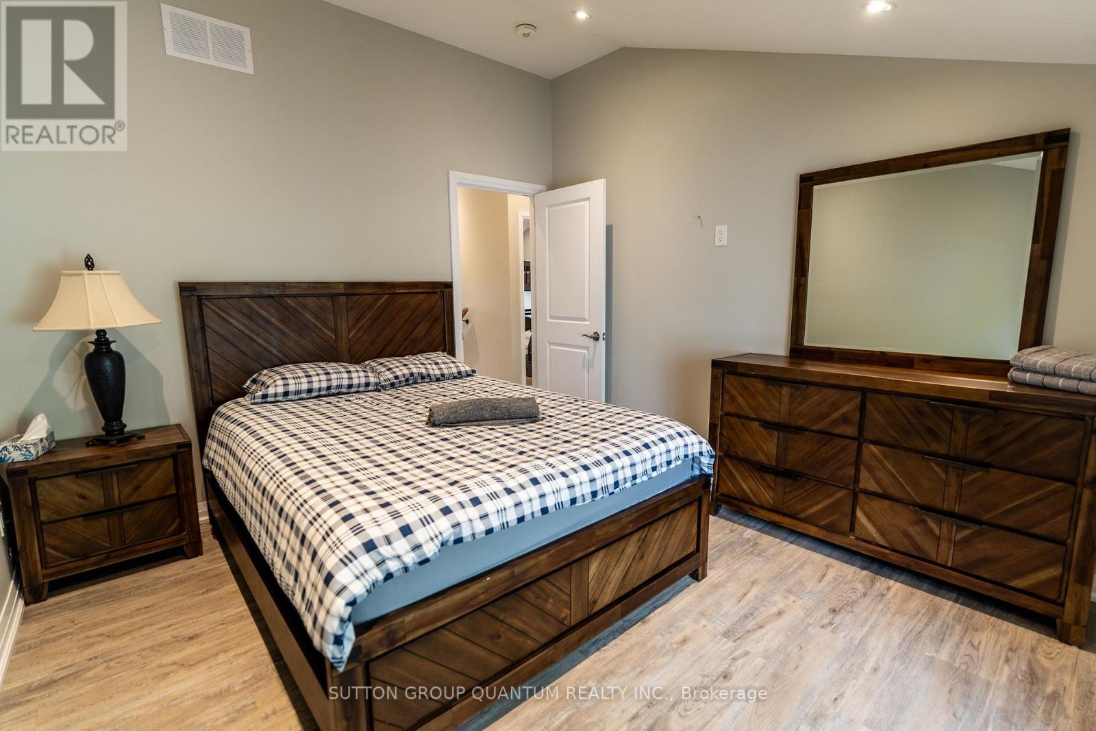2118 LAKESHORE ROAD - 29