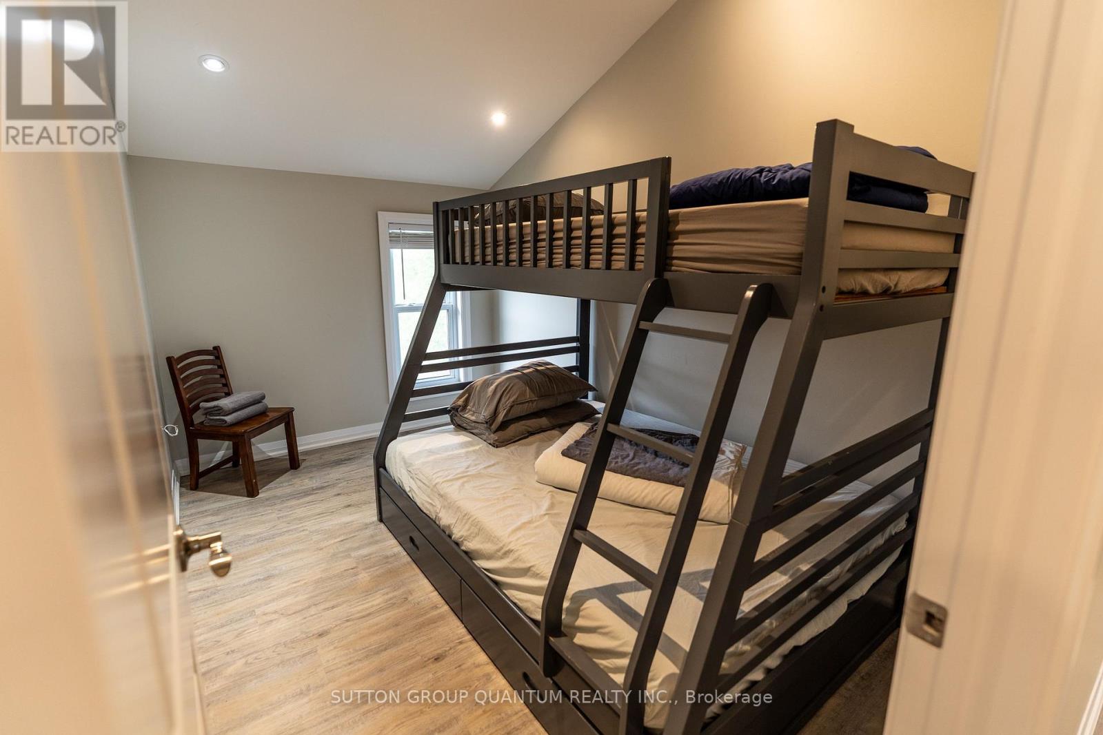 2118 LAKESHORE ROAD - 33