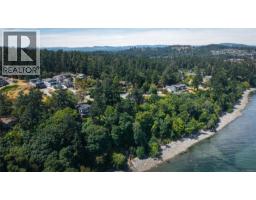 4569 Cordova Bay Rd, Saanich, BC V8X3V6 Photo 9