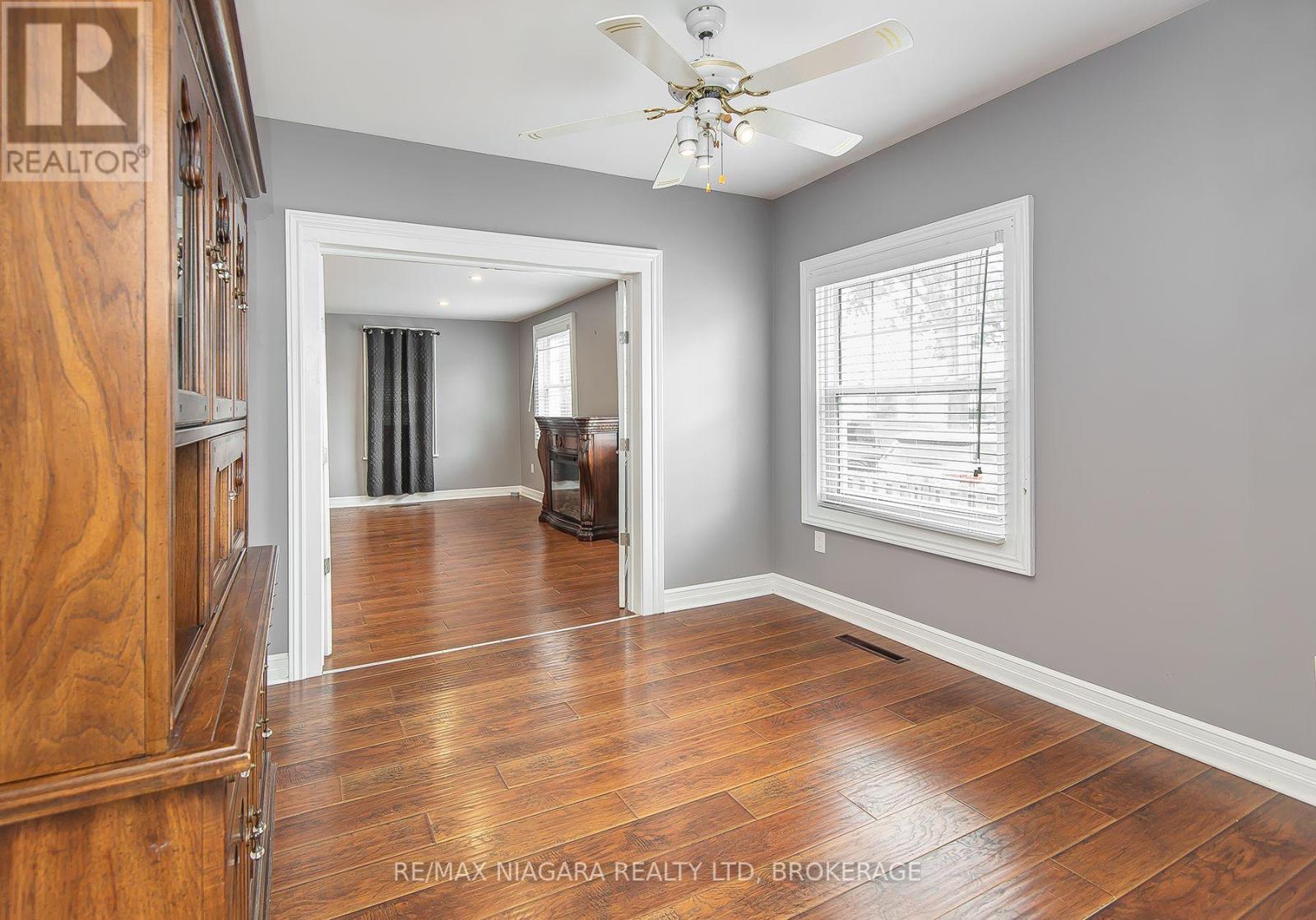 170 HELLEMS AVENUE E - 11