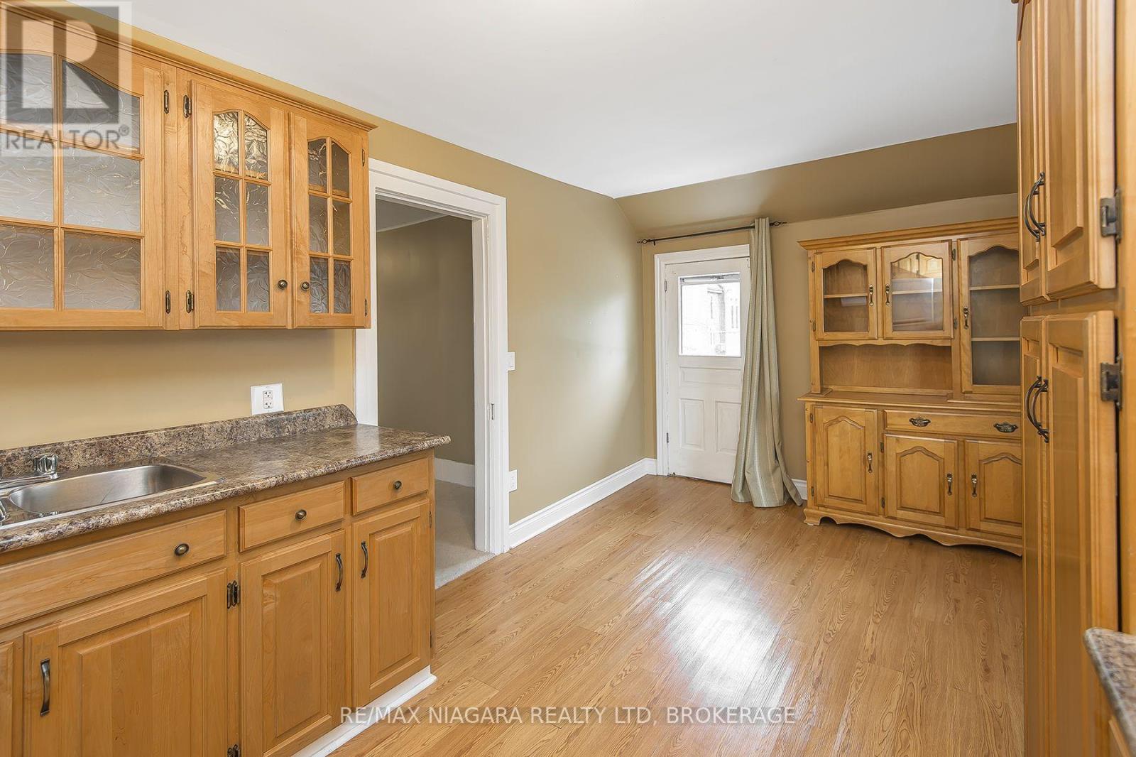 170 HELLEMS AVENUE E - 12