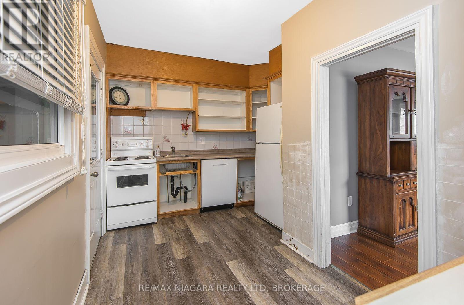 170 HELLEMS AVENUE E - 13