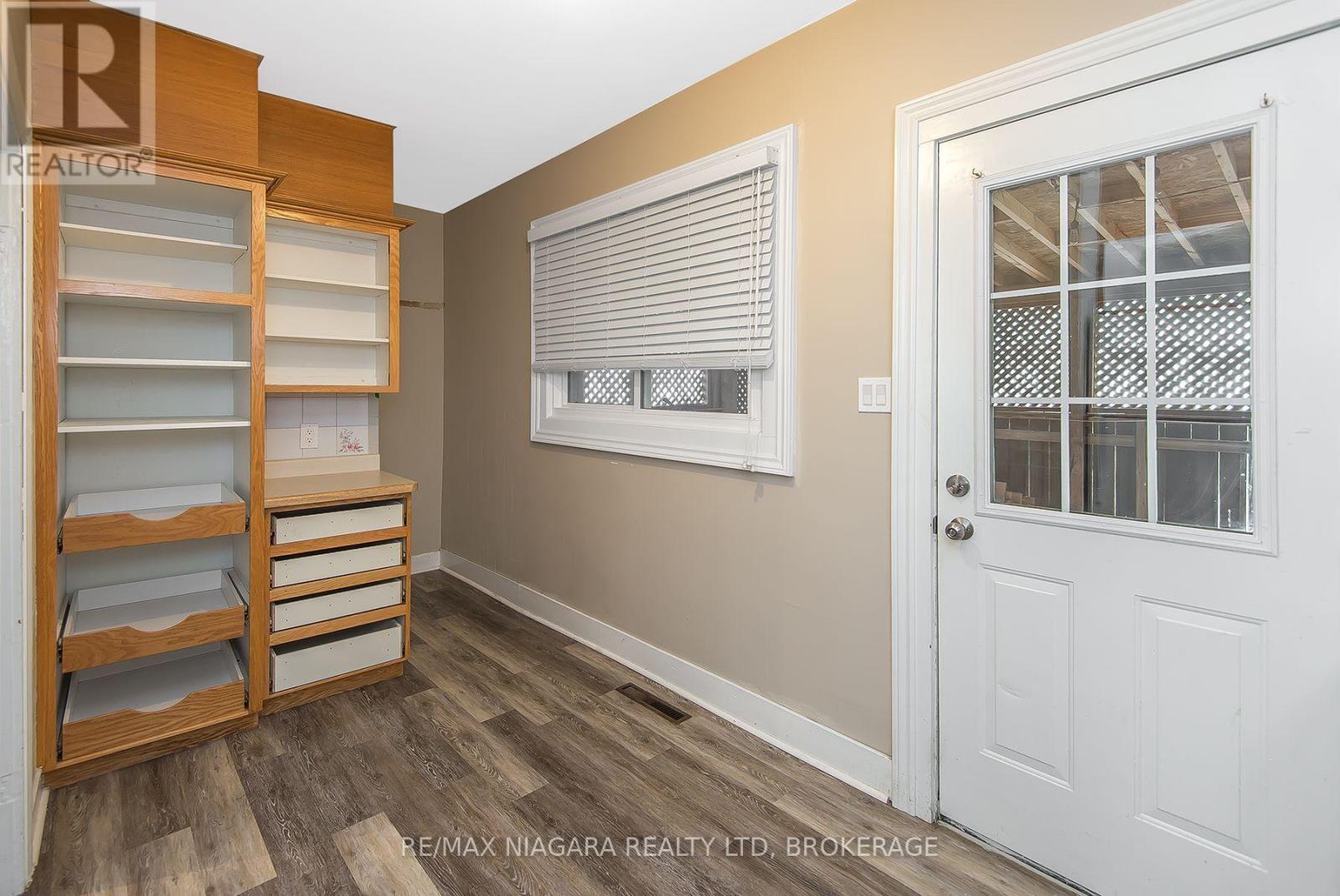 170 HELLEMS AVENUE E - 14