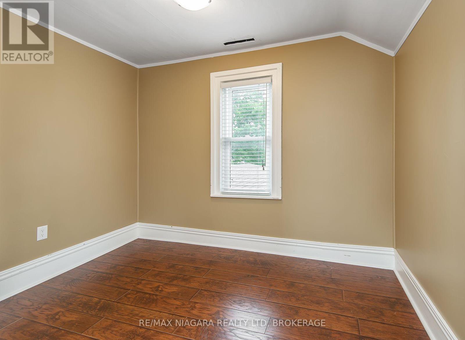 170 HELLEMS AVENUE E - 16