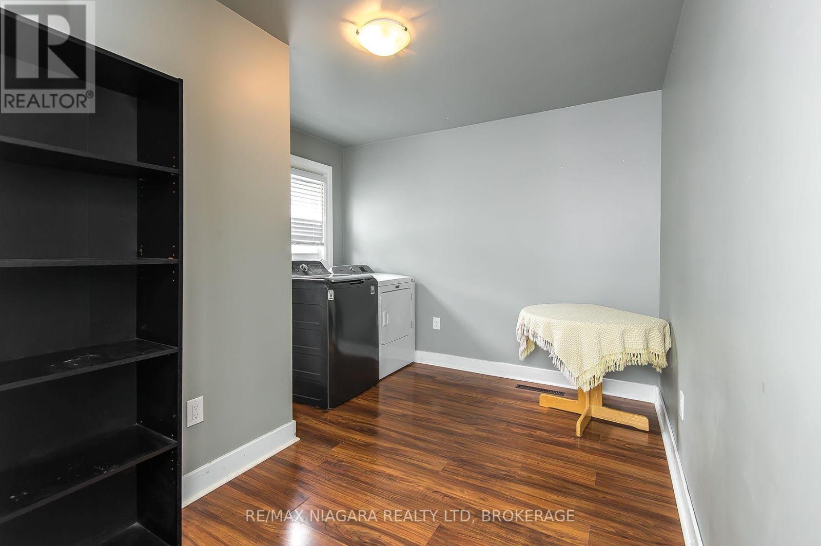 170 HELLEMS AVENUE E - 20