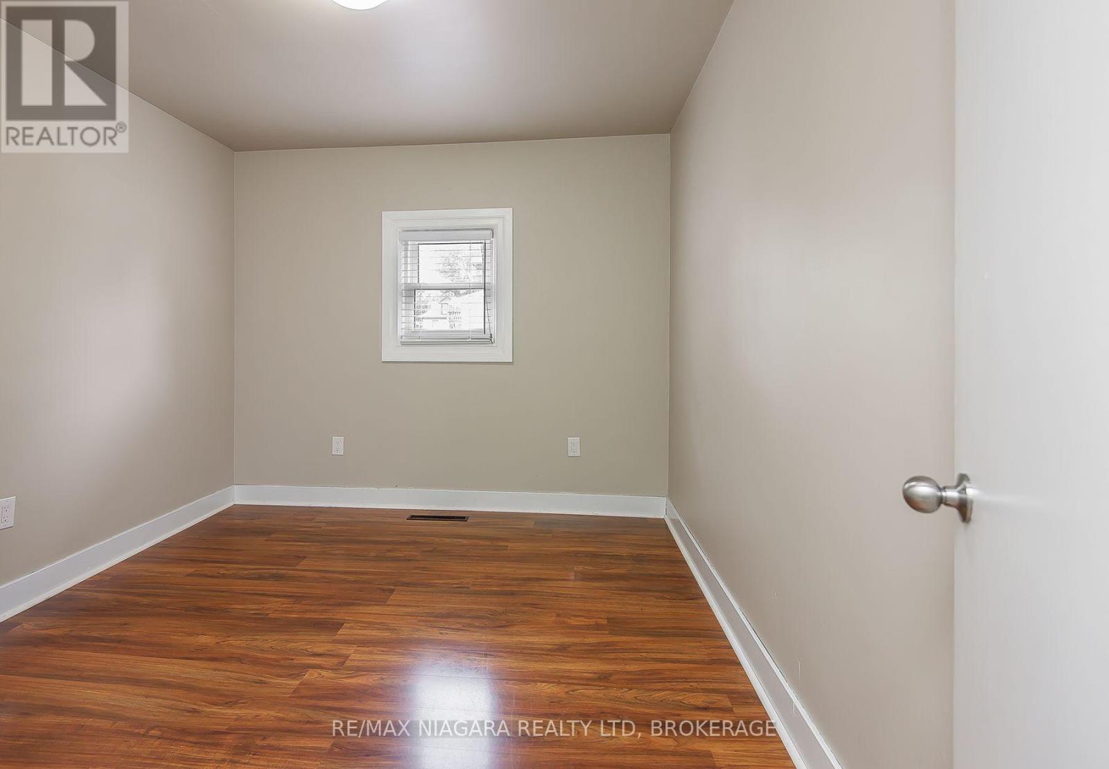 170 HELLEMS AVENUE E - 21