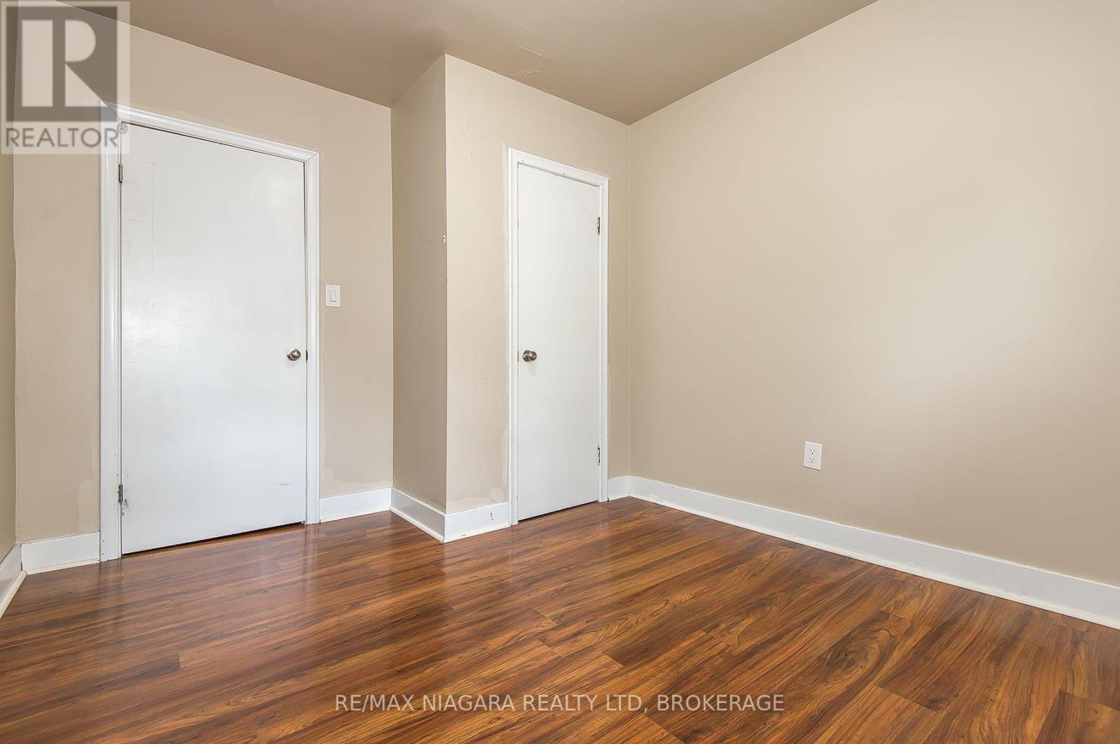 170 HELLEMS AVENUE E - 22