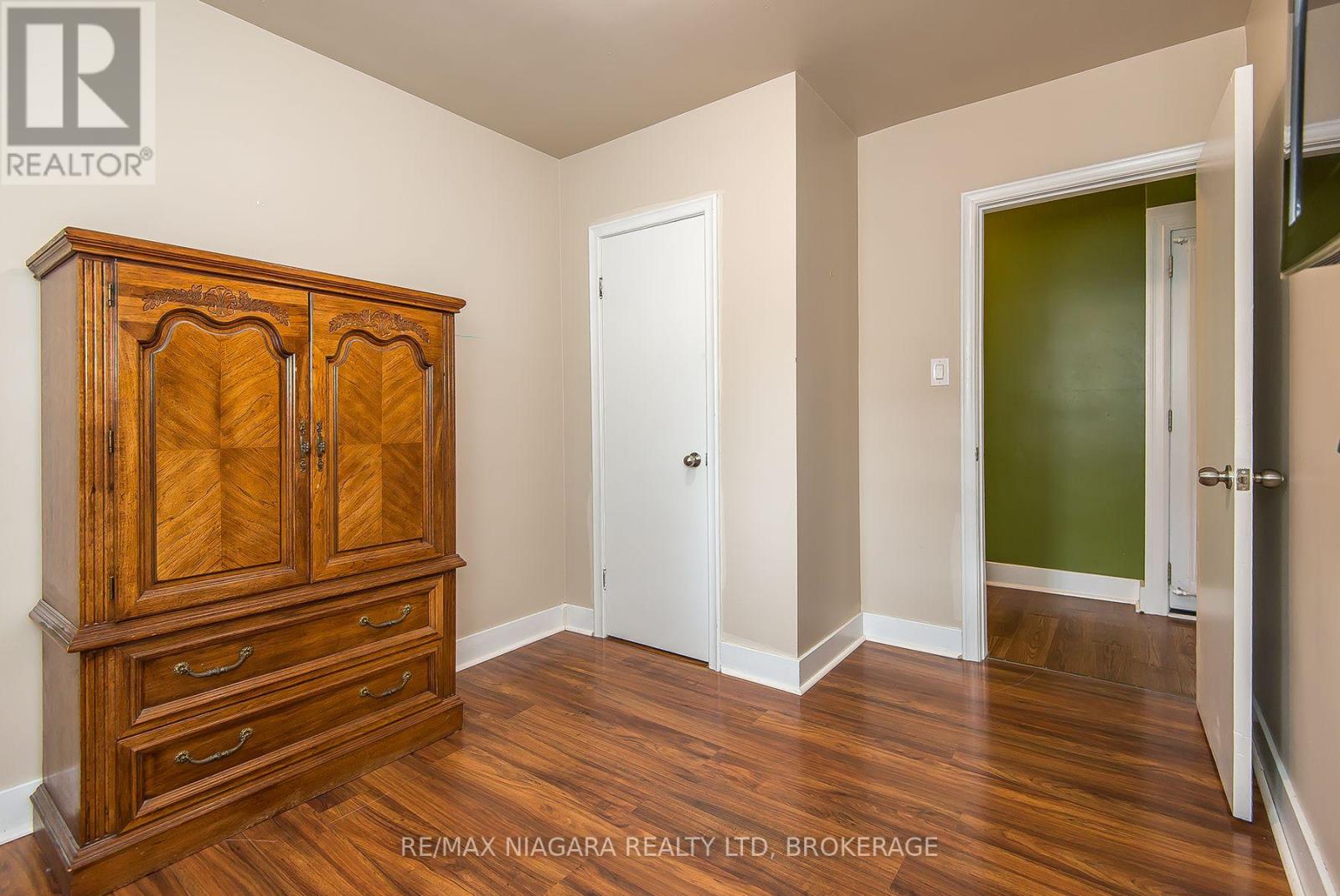 170 HELLEMS AVENUE E - 23