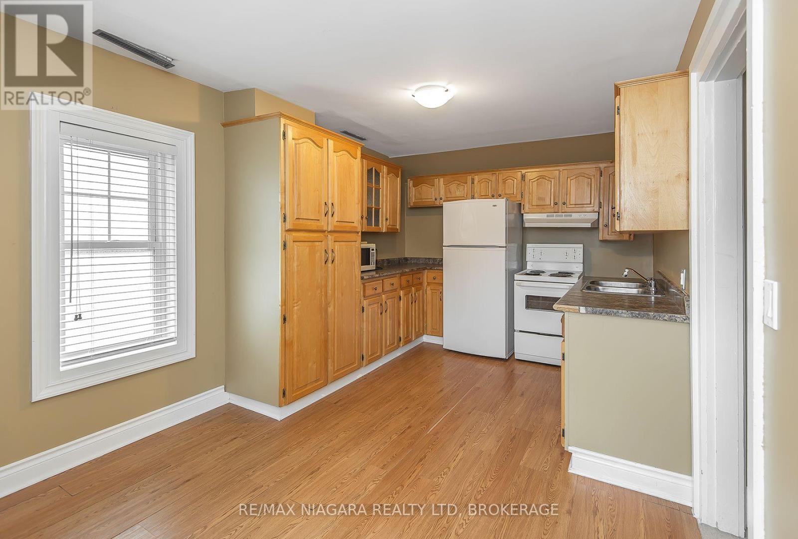 170 HELLEMS AVENUE E - 25