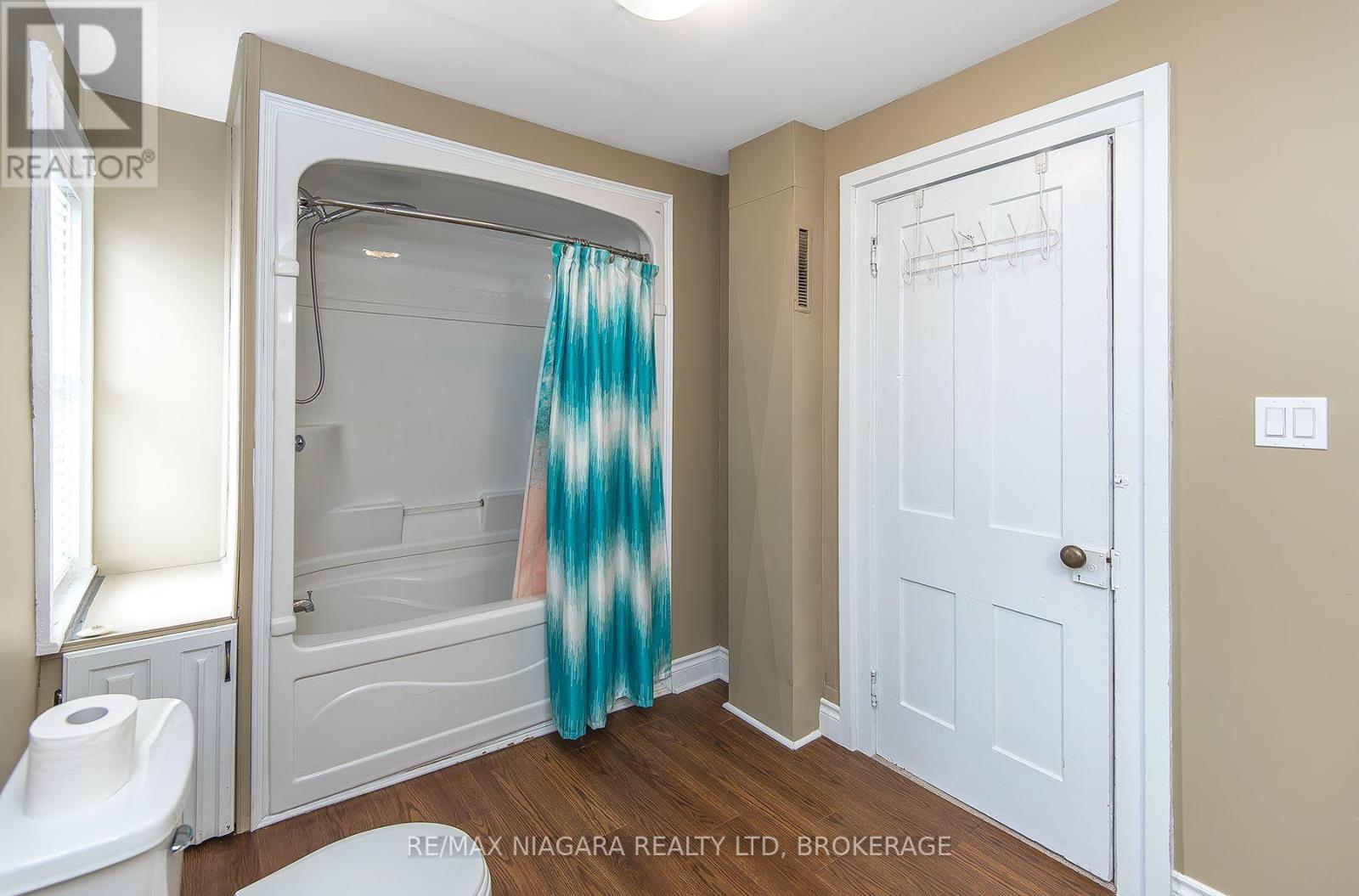 170 HELLEMS AVENUE E - 27