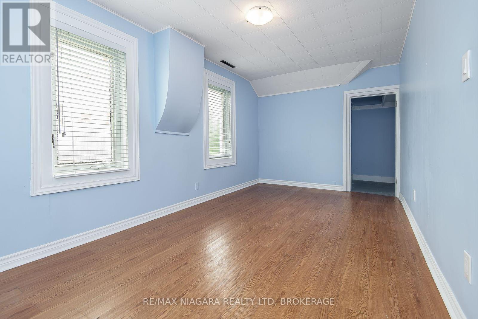 170 HELLEMS AVENUE E - 28