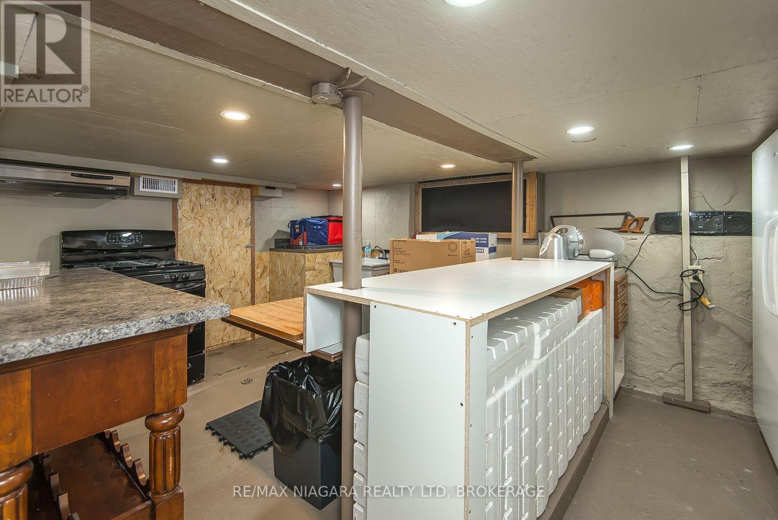 170 HELLEMS AVENUE E - 34