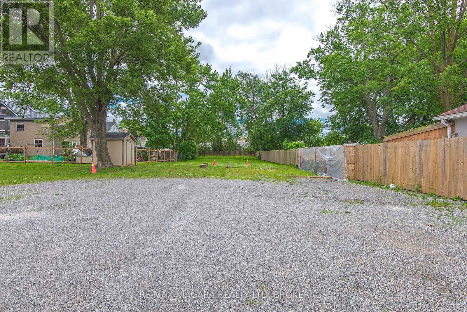 170 HELLEMS AVENUE E - 42