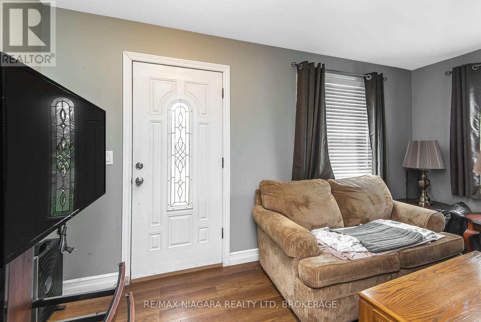 170 HELLEMS AVENUE E - 5